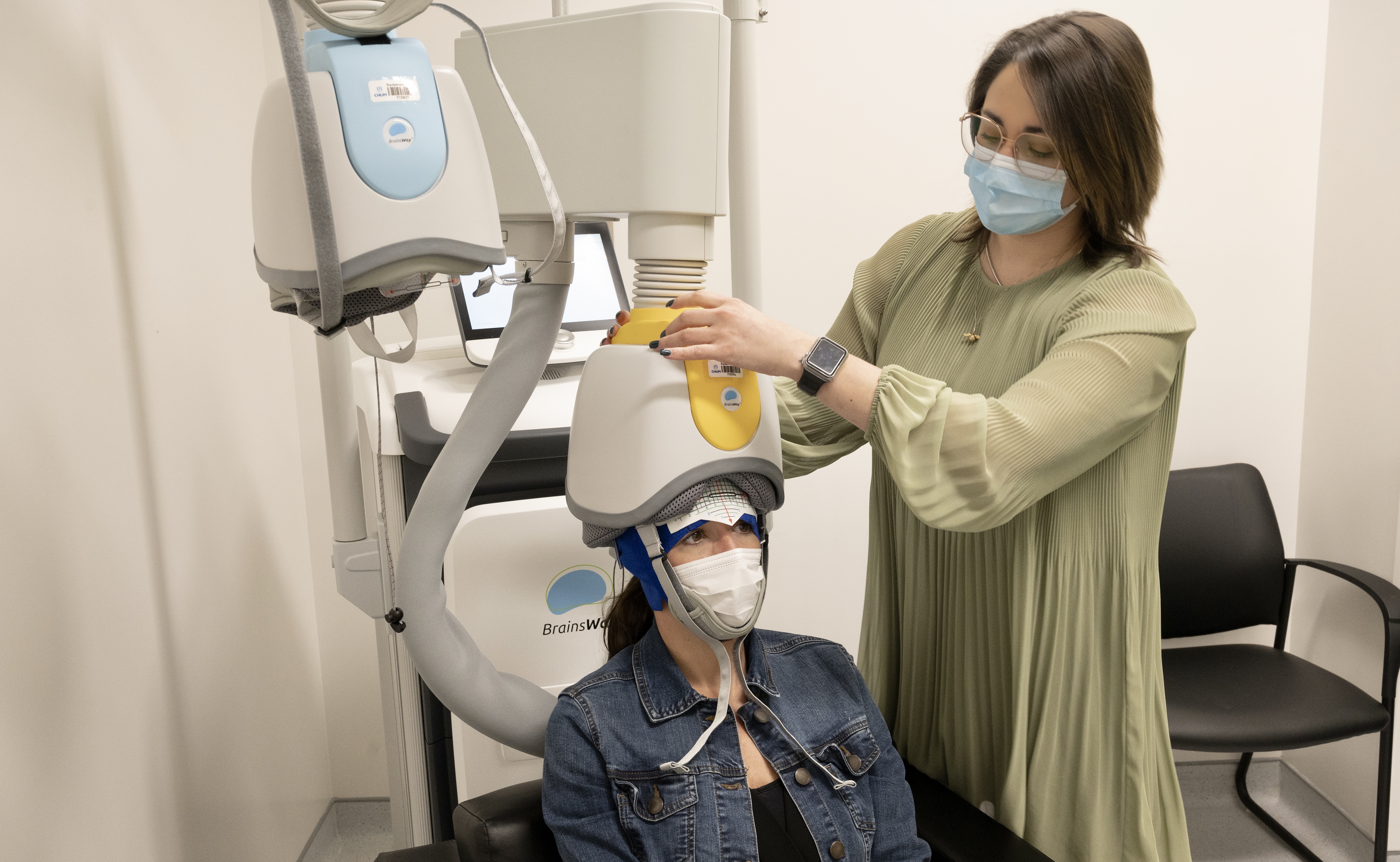 Une docteure qui prépare un patient à une neuromodulation psychiatrique