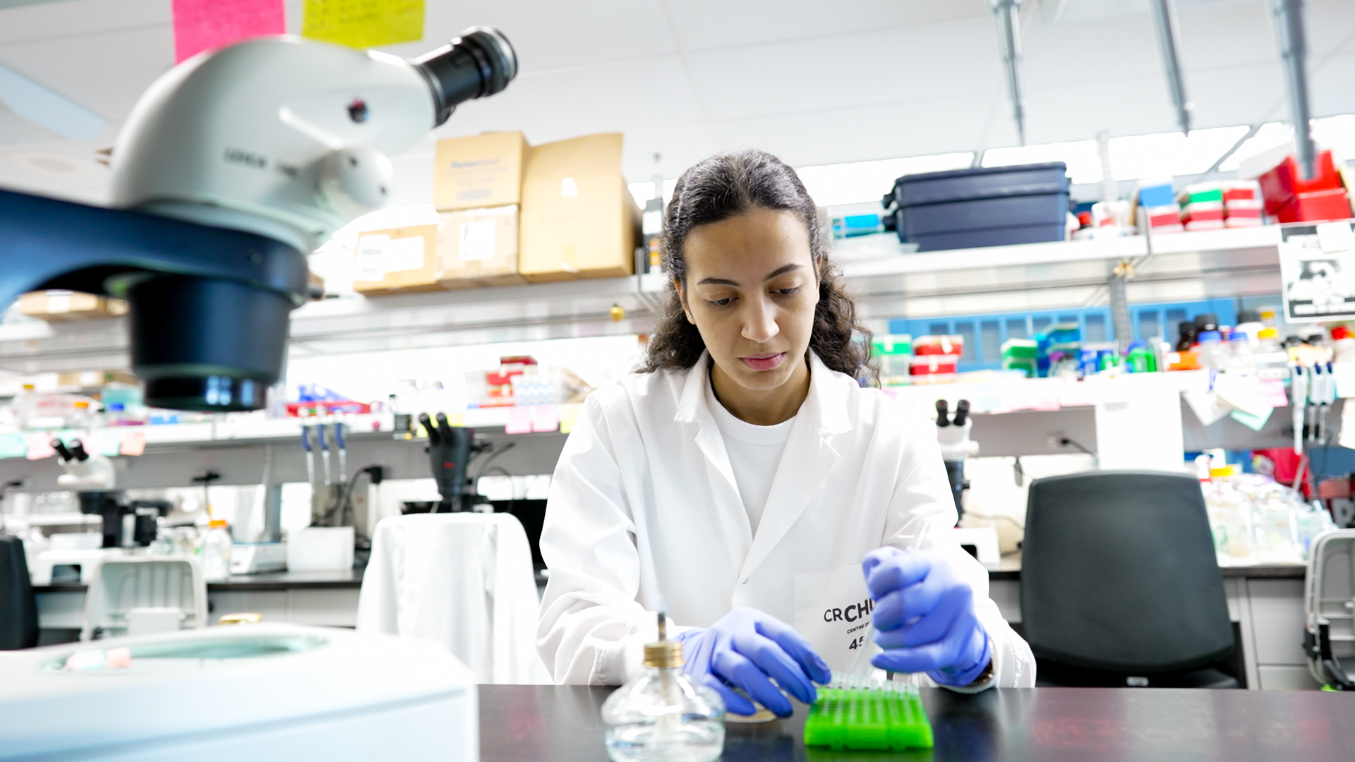 Étudiante travaillant dans un laboratoire de recherche
