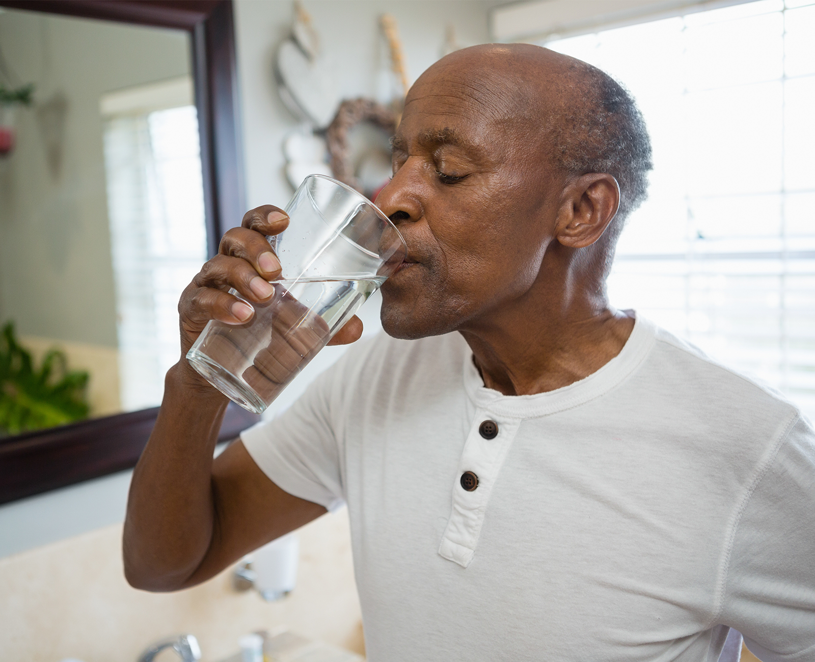 Un homme boit de l'eau